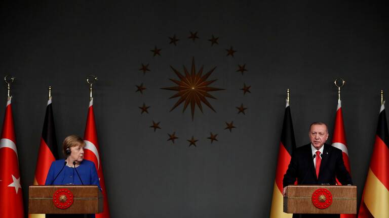 أردوغان لميركل: اتفاق وقف إطلاق النار في إدلب يضمن أمن الجنود الأتراك