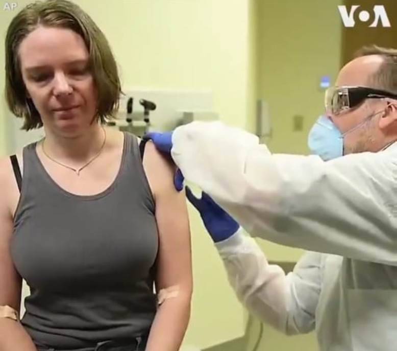 بالفيديو.. المتطوعة الأولى تأخذ اللقاح التجريبي لـ