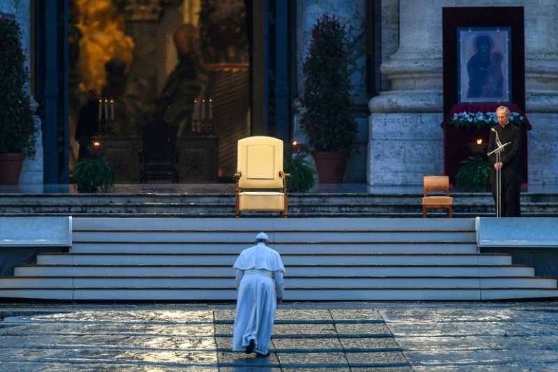 ساحة القديس بطرس خالية من المصلين وإيطاليا تطالب بمواجهة جدّية
