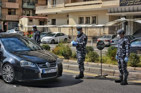 قوى الأمن توزّع كمامات في بيروت