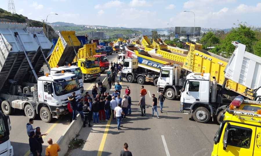 إعتصام لأصحاب الشاحنات ..احتجاجا على منعهم من العمل