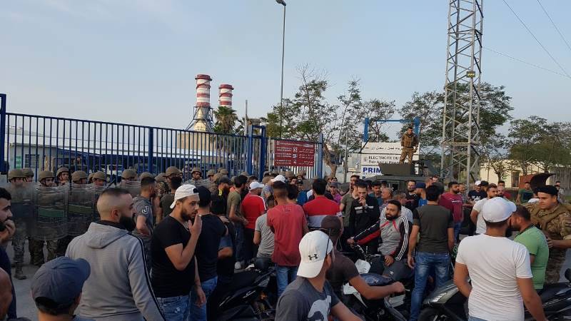 اعتصام أمام معمل دير عمار رفضاً للتقنين الكهربائي