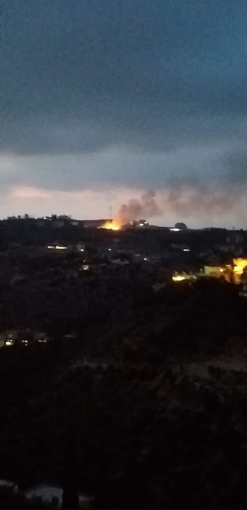حريق في أكوام عشوائية للنفايات في بلدة عزقي