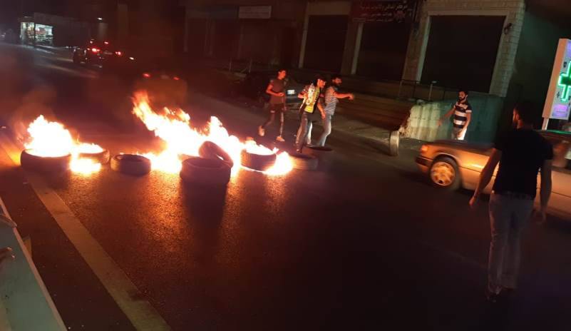 بالفيديو: محتجون يقطعون طريق كفريا الهري