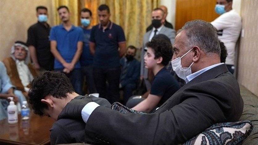 رئيس الوزراء العراقي يزور عائلة الهاشمي ويتعهد بمحاسبة قتلته