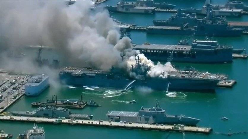 بالفيديو.. حريق كبير بسفينة تابعة للبحرية الأميركية ‏
