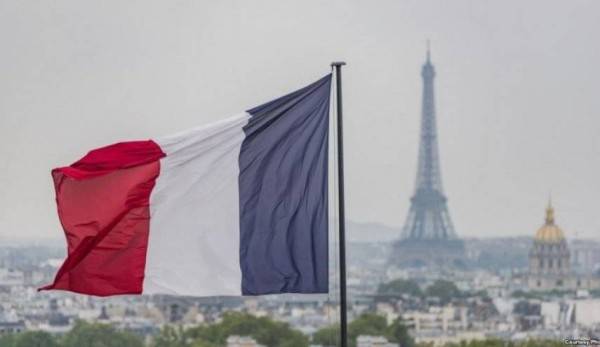 باريس قلقة: البلد أسير هيمنة 