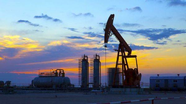 أسعار النفط تهبط مع تزايد حالات 