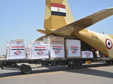 وصول طائرة عسكرية مصرية محملة بأطنان من المواد الغذائية والأدوية والمستلزمات الإغاثية