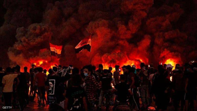 محتجون يحرقون مبنى البرلمان في البصرة