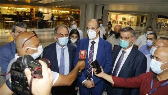 وزيرا الصحة الفرنسي واللبناني جالا في المطار