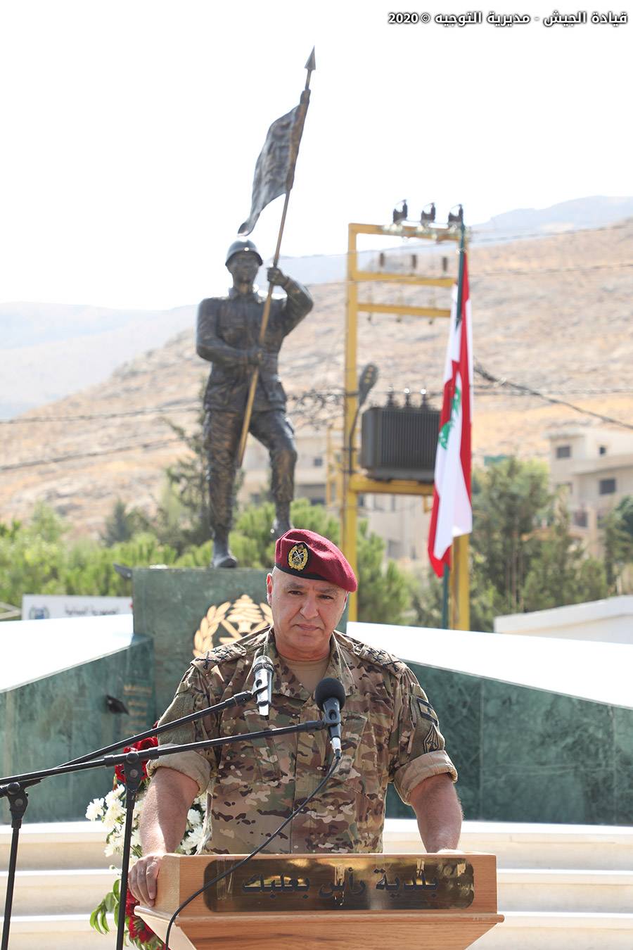 قائد الجيش يدشّن نصباً تذكارياً بأسماء شهداء 