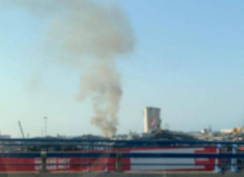حريق في مرفأ بيروت وفوج إلاطفاء يعمل على إخماده