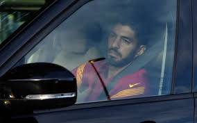 سواريز يغادر مقر تدريب برشلونة 