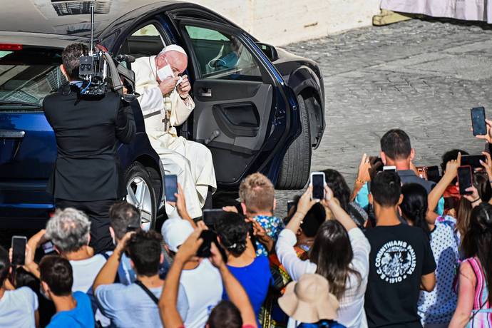 للمرة الأولى..البابا يضع كمامة خلال حضوره قداساً