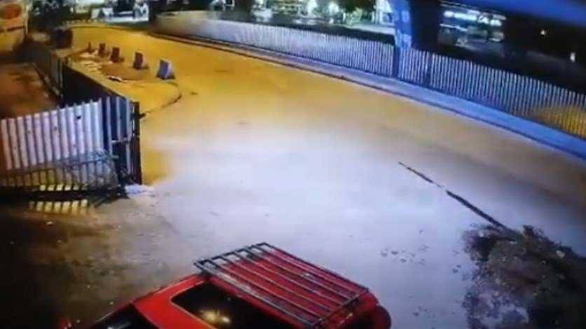 بالفيديو: حادث سير مروع بالدورة.. سقط من على الجسر فدهسته سيارة ‏