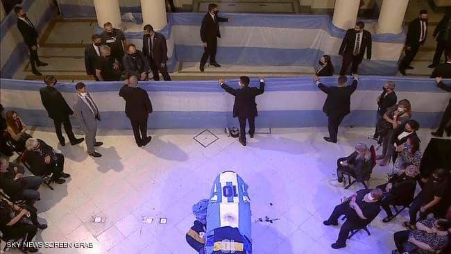 لإلقاء النظرة الأخيرة..جثمان مارادونا يصل إلى القصر الرئاسي