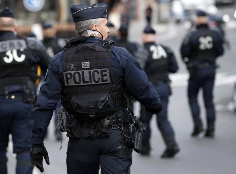 أ.ف.ب: مثول أربعة شرطيين فرنسيين أمام قاضٍ بتهمة ضرب رجل أسود