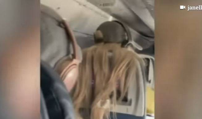 بالفيديو.. سيدة غاضبة تنتقم بطريقة غريبة بسبب حجب رؤيتها على متن الطائرة
