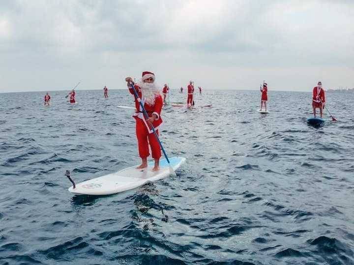بابا نويل على شاطىء البترون.. بألواح التجديف ‏