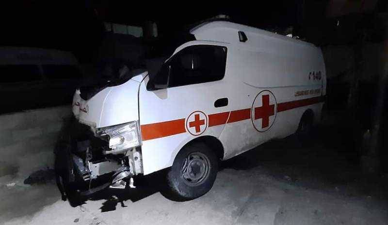 بالصور: أثناء توجّهها للإنقاذ.. انقلاب سيارة تابعة للصليب الأحمر