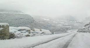 الثلوج تغطي جرد الضنية وتقطع الطرق الجبلية