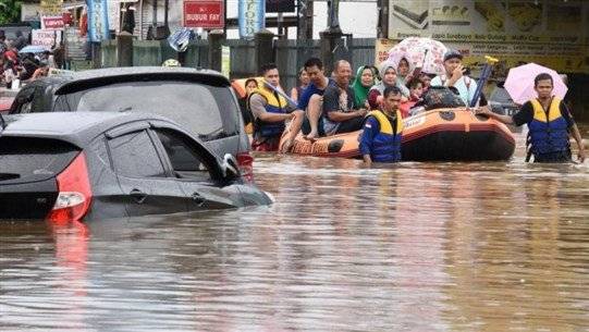 فيضانات في جاكرتا ..ونزوح أكثر من ألف شخص