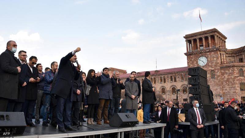 بعد اتهام محاولة الانقلاب.. رئيس وزراء أرمينيا يخاطب أنصاره