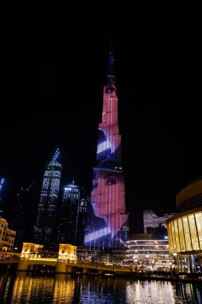 إضاءة برج خليفة بصور النجمة اللبنانية إليسا