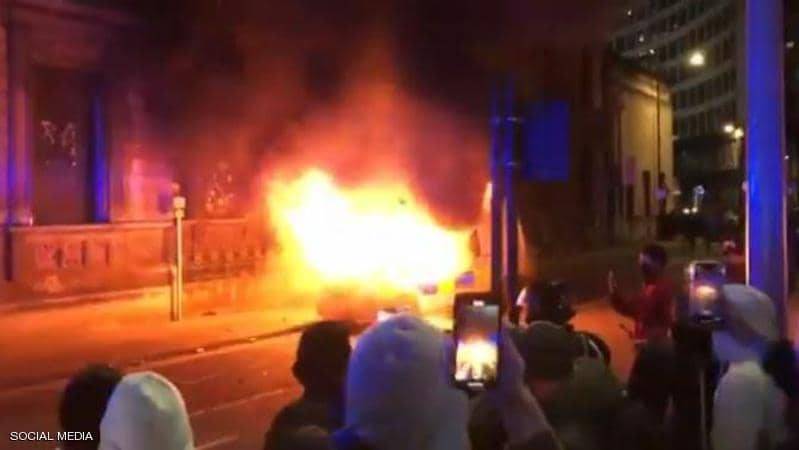 في بريطانيا..إحراق سيارات وإصابات بهجوم على مركز للشرطة
