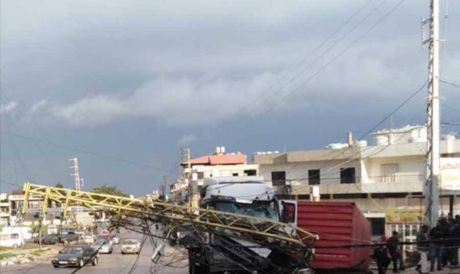 سقوط عامود كهرباء يقطع طريق الضنية ـ طرابلس