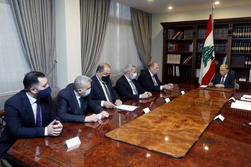 عون يلتقي دل كول: لبنان ملتزم القرار 1701