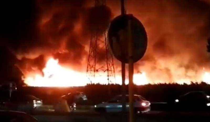 إيران.. حريق واسع عند مدخل مدينة بوشهر النووية