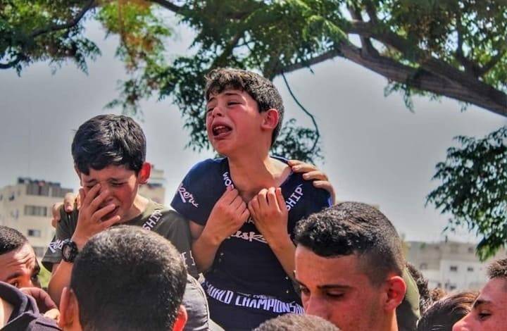 بالفيديو..طفل يلحق بجثمان والده الشهيد في غزة