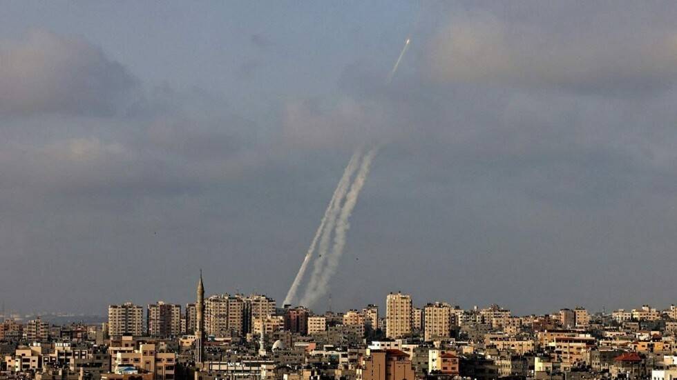 غارات اسرائيلية على غزة وصاروخ يستهدف تل ابيب