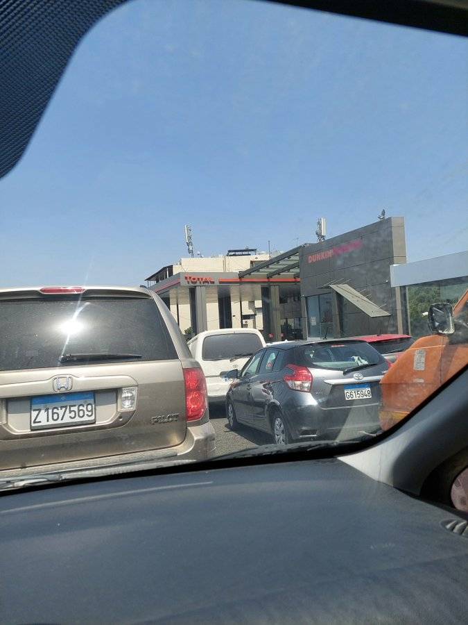 بالفيديو والصور: طوابير المحطات تُحوّل بيروت الى موقف سيارات ‏