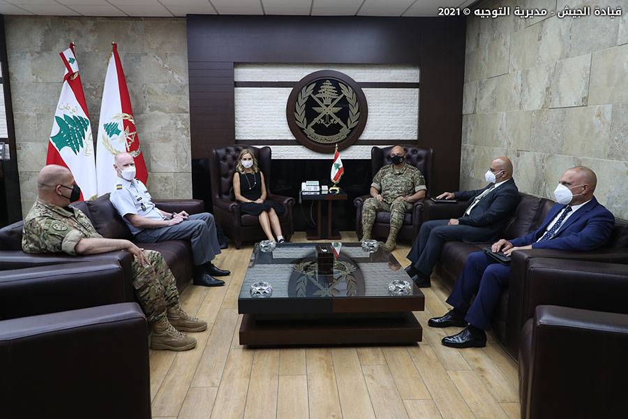 قائد الجيش يعرض للتطوّرات مع سفيري مصر وسويسرا