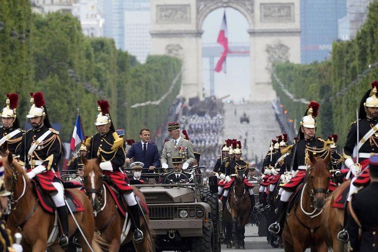 باريس.. آخر عرض عسكري بمناسبة العيد الوطني في ولاية ماكرون