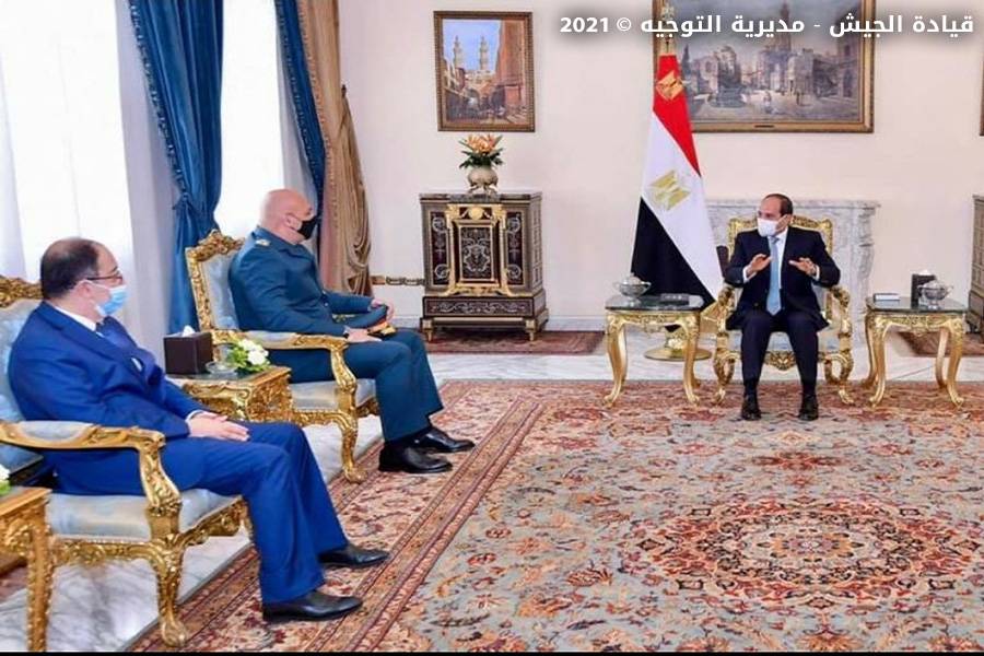 قائد الجيش يبحث مع الرئيس المصري ووزير الدفاع 