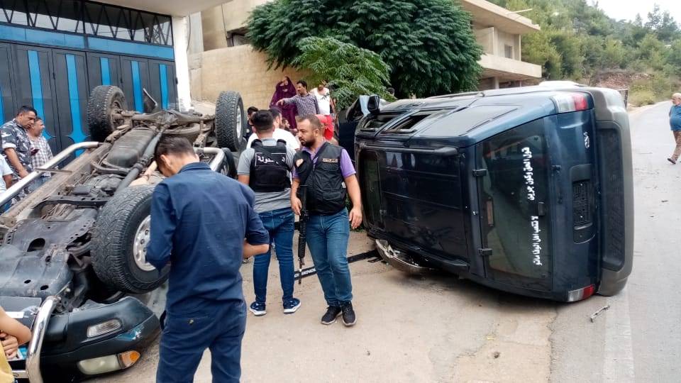 حادث سير يؤدي لانقلاب سيارتين في عكار