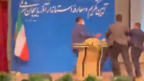 بالفيديو.. مسؤول إيراني يتلقى صفعة أثناء تنصيبه محافظا لأذربيجان الشرقية