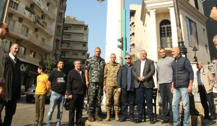 محافظ بيروت يشرف على استبدال ورفع العلم اللبناني في ساحتي الشهداء وساسين