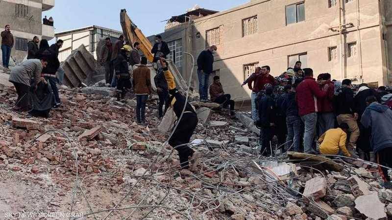 قتلى ومصابون في انهيار بناية سكنية بصعيد مصر