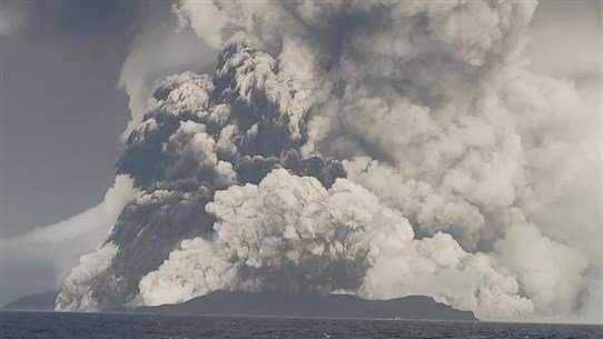 بركان تونغا يسبّب 