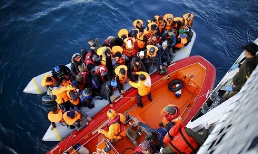 إنقاذ مهاجرين على متن قارب وسط البحر المتوسط