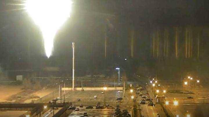 إخماد حريق بعد قصف روسي على محطة زابوريجيا