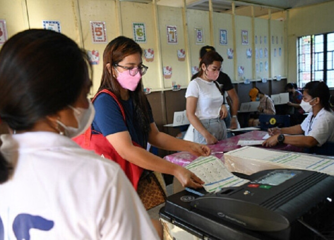 الفيليبينيون يدلون بأصواتهم لانتخاب رئيس جديد