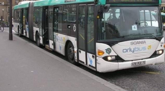 الحافلات الفرنسية في المرفأ الإثنين