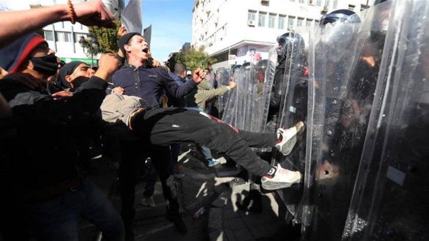 تونس..صدامات بين الشرطة ومحتجين على استفتاء دستوري