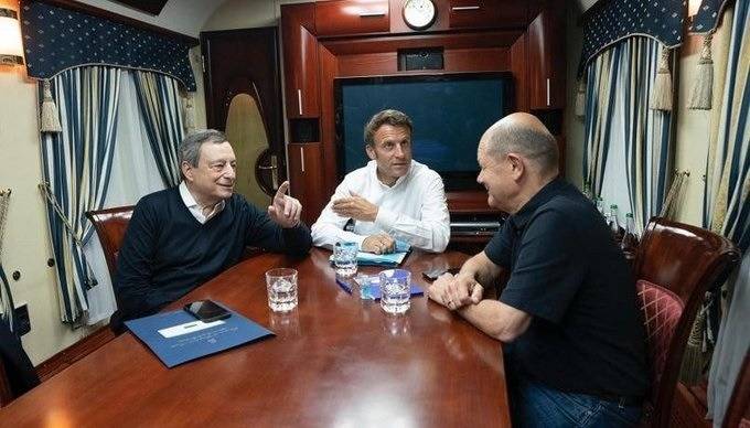 بالصورة: زعماء ألمانيا وفرنسا وإيطاليا في القطار متوجهين إلى كييف
